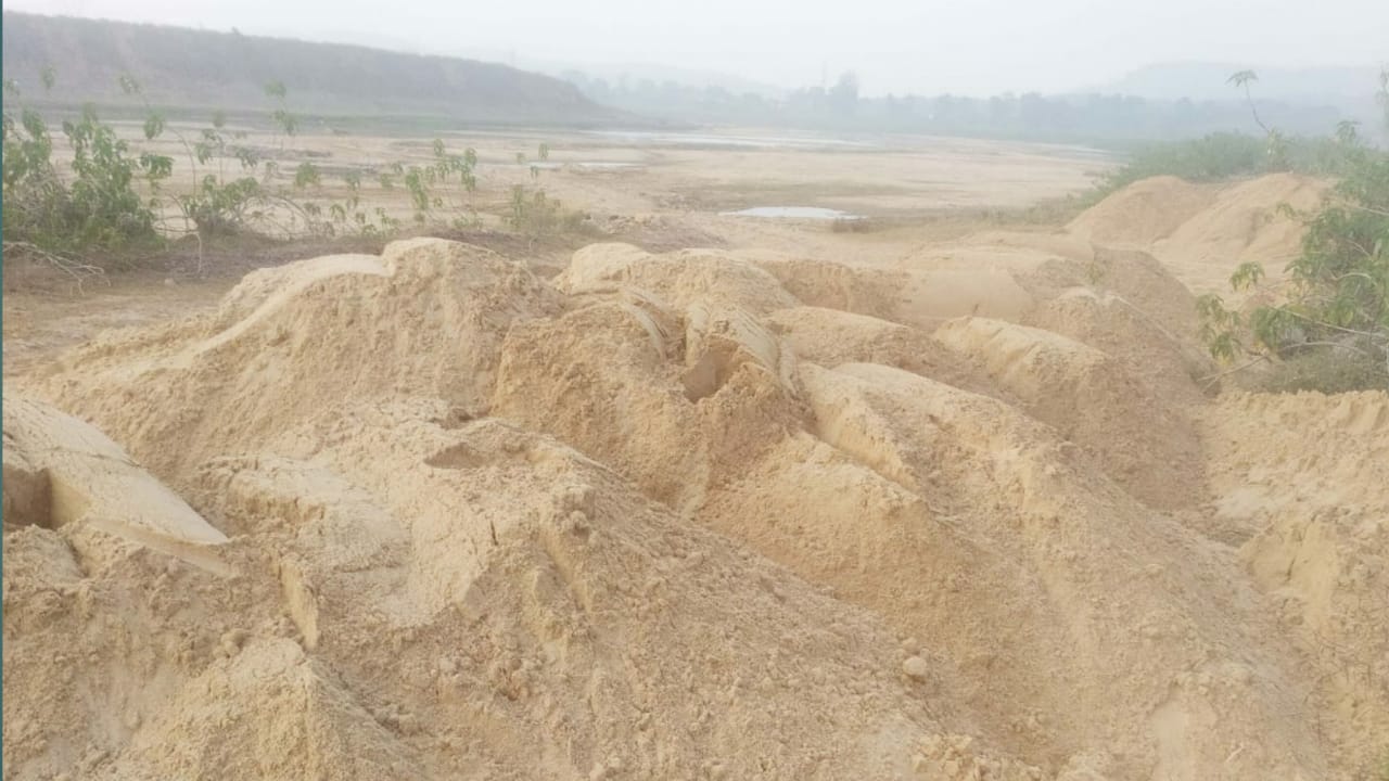 Photo of टीआई के सरपरस्ती में महान नदी में बदस्तूर जारी है रेत का उत्खनन व परिवहन?