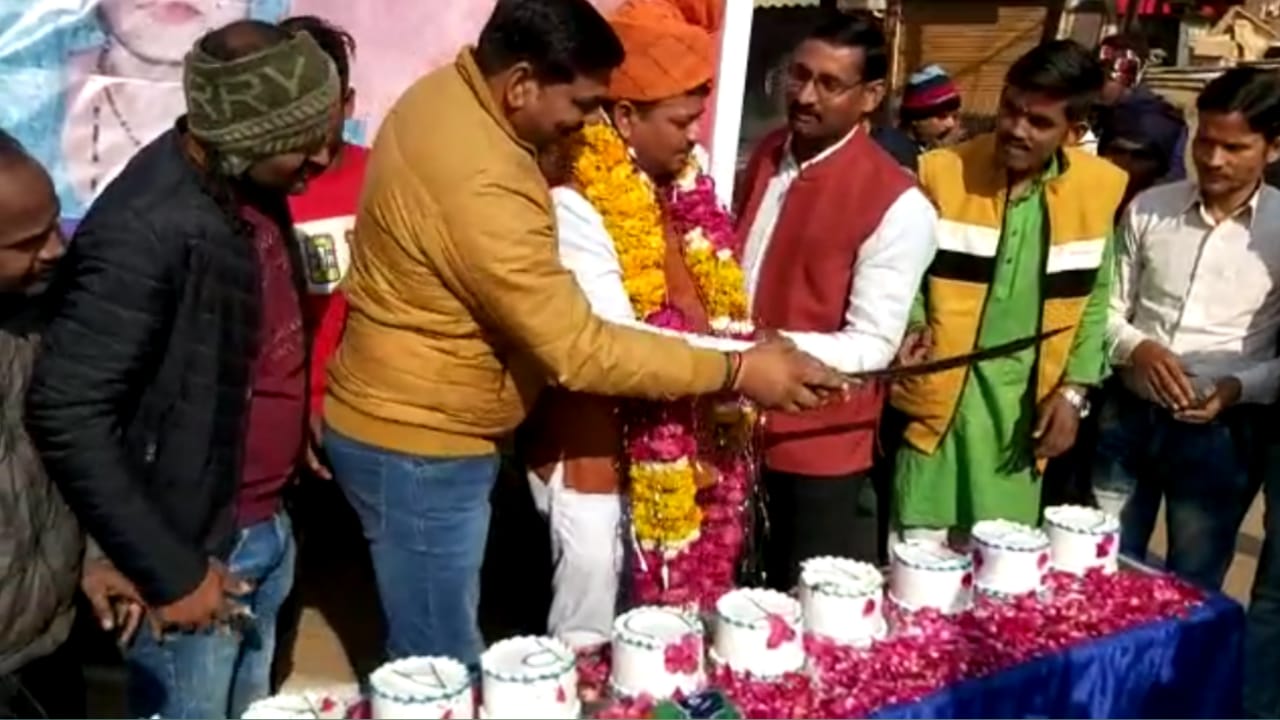 Photo of भाजपा नेता ’चिंटू’ की दबंगई,बीच चौराहे पर शागिर्दो के साथ तलवार से काटा केक,वीडियों देखें,