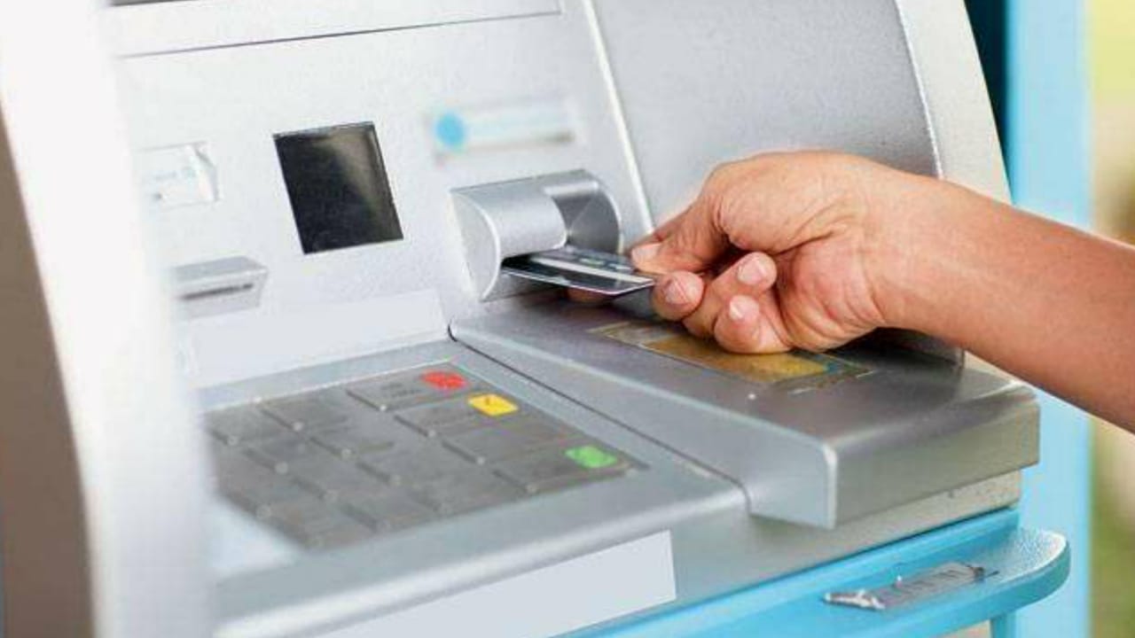 Photo of Card यदि आपका ATM मशीन में फंस जाए तो क्या करेंगे ? पढ़ लें वापस पाने का तरीका