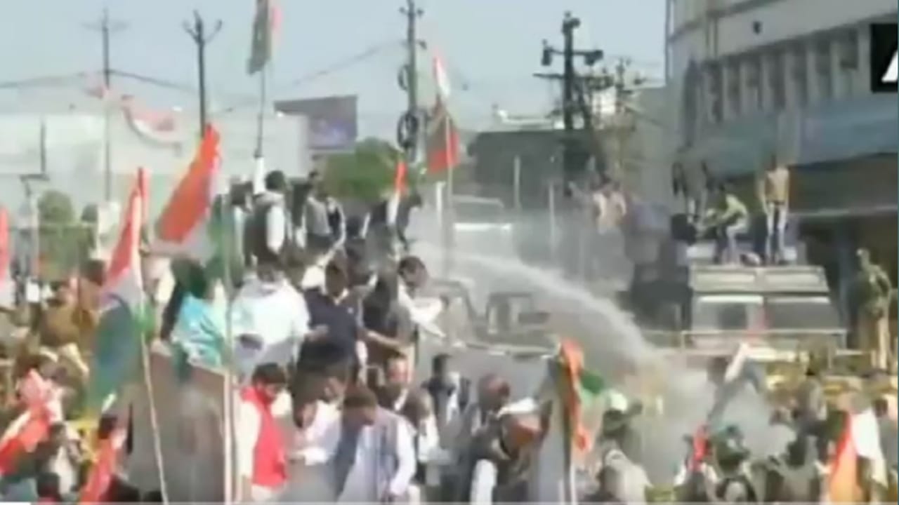 Photo of किसानों के समर्थन में कांग्रेस का राजभवन मार्च,पुलिस ने पानी की बौछार,भाजी लाठियां,दिग्विजय समेत 20 गिरफ्तार