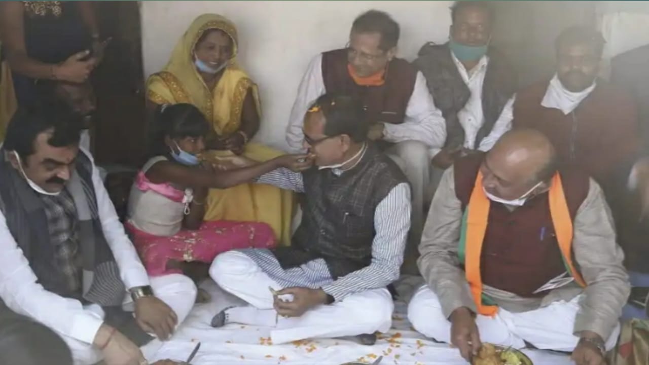 Photo of जबलपुर : गरीब की कुटिया में ‘सरकार’CM ने नाश्ता कर कहा- आजकल अपन अलग ही मूड में हैं’