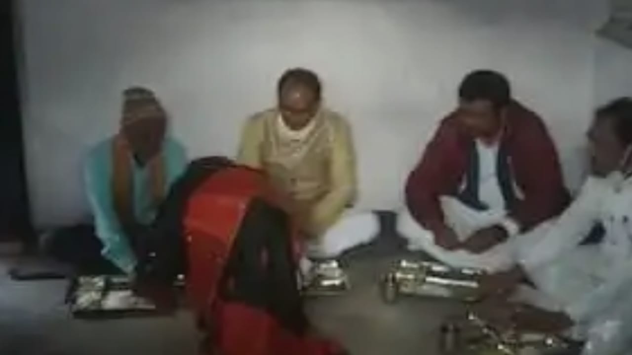 Photo of गणतंत्र दिवस पर CM शिवराज ने सतना में मज़दूर के घर जमीन में बैठकर खाया खाना 
