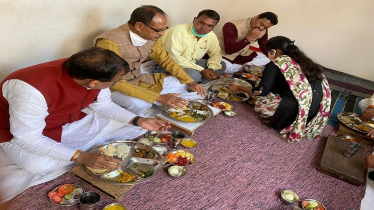 Photo of नाई के घर पहुंचे CM शिवराज सिंह चौहान,जमीन में बैठ खाया खाना, अधिकारियों को नाई की पैतृक व्यवस्था ठीक करने के दिए निर्देश
