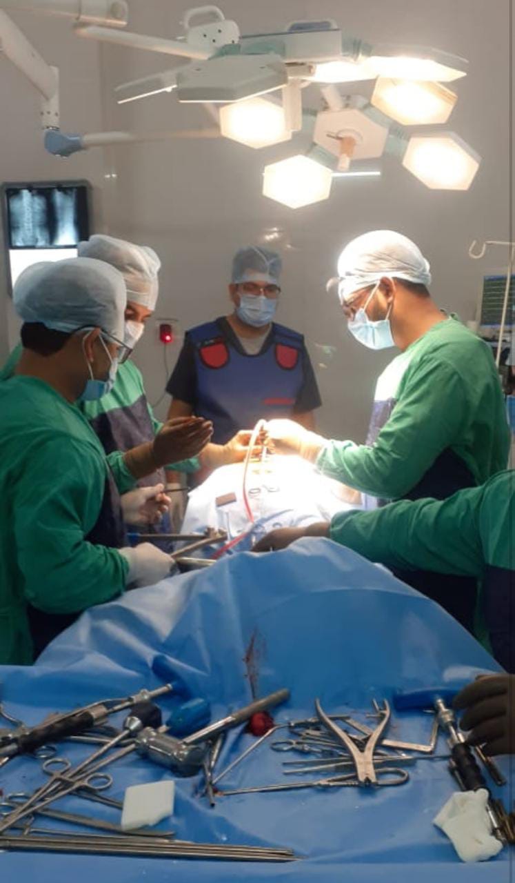 Photo of केयर अस्पताल में रीड की हड्डी का सफल ऑपरेशन कर मरीज को दी नई जिंदगी
