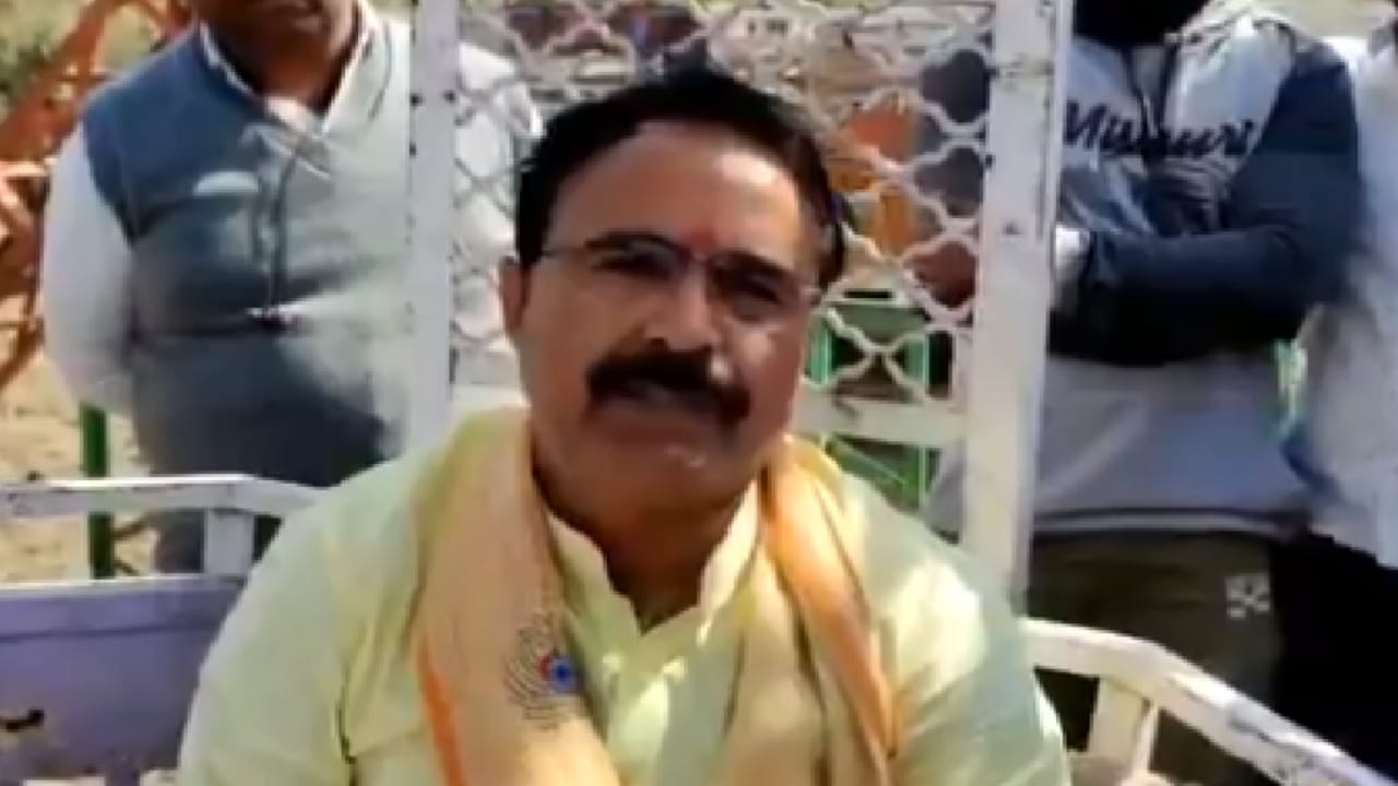Photo of CM शिवराज के इस मंत्री ने 2 घंटे बिताए 50 फिट उंचे झूले पर जानिए क्या रही बजह,देखिए वीडियो