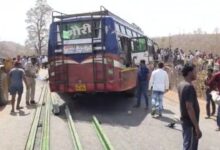 Photo of दमोह में सड़क हादसा : यात्री बस और ट्रक आमने-सामने से टकराए,50 यात्री घायल 6 गंभीर