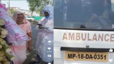 Photo of एंबुलेंस में ले जा रहे थे कोरोना मरीज,PPE किट पहने गन्ने का जूस उठाने लगे लुफ्त,देखें VIDEO