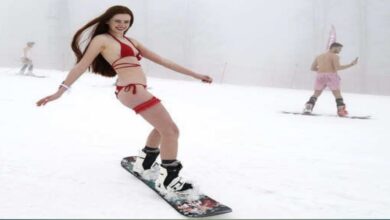 Photo of भीषण ठंड में बिकनी में बर्फ पर  स्केटिंग कर रहीं रूसी सुंदरियां,देखें वायरल वीडियो
