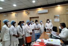 Photo of अनोखा प्रदर्शन: स्टाफ नर्सों ने 1 घंटे एक्स्ट्रा ड्यूटी कर जताया विरोध