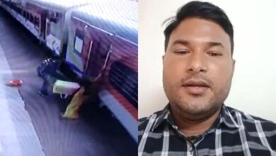 Photo of ट्रेन में चल रही महिला का संतुलन बिगड़ा जवान मौत के मुंह से बचाई जान,वीडियो वायरल