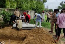 Photo of झांसी – 11 दिन बाद नीलम का शव कब्र से निकाला गया बाहर,मौत की वजह का पता लगाने होगा पीएम पोस्टमार्टम