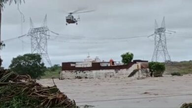 Photo of दतिया में हेलीकॉप्टर से हुआ रेस्क्यू, ओरिना के मंदिर में फंसे दो पुजारियों को सुरक्षित निकाला बाहर,देखें Video
