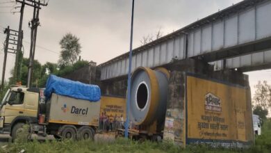 Photo of SINGRAULI: बैढ़न के माजनमोड़ Railway Bridge के नीचे फंसा ट्रक कंटेनर, दूर तक लगा लंबा जाम