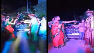 Photo of दुल्हन ने दूल्हे का सड़क पर धमाकेदार डांस कर किया स्वागत, IAS P.नरहरी बोले- सच्चा प्यार मिलने की खुशी