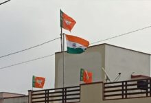 Photo of 75 वें स्वतंत्रता दिवस पर तिरंगे से ऊंचा लहराया BJP का झंडा, कांग्रेस ने बताया राष्ट्रदोह