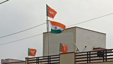 Photo of 75 वें स्वतंत्रता दिवस पर तिरंगे से ऊंचा लहराया BJP का झंडा, कांग्रेस ने बताया राष्ट्रदोह