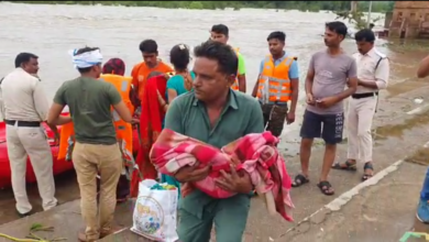 Photo of MP : Heavy Rain in : बेतबा-जामनी नदी के बीच फसें 10 माह के बीमार बच्चे का रेस्क्यू कर निकाला,पहुंचाया अस्पताल