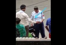 Photo of महिला यातायात पुलिसकर्मी का बाइक चालक से पैसे लेने का वीडियो वायरल