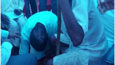 Photo of CM शिवराज के मंत्री ने किसान के पैरों में सिर रखकर मांगी माफी,यह रही बड़ी बजह