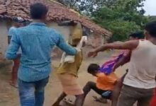 Photo of चोरी के शक में बेरहमी से पिटाई: लोगों ने युवक का हाथ बांध जूते व लात-घूंसो से पिटा,देखें Video