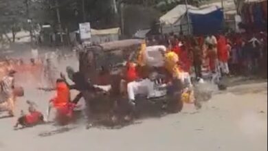 Photo of छत्तीसगढ़ से सिंगरौली आ रही थी गांजा की खेप! गाड़ी ने दुर्गा विसर्जन के लिए जा रहे जुलूस पर चढ़ाई कार, 1 की मौत, 26 घायल,देखें Video
