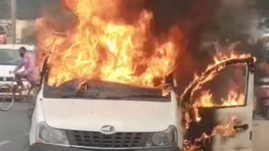 Photo of ग्वालियर- चलती कार में लगी भीषण आग,कार पूरी तरह जलकर हुई खाक,सवार लोगों ने कूदकर बचाई जान,देखें Video