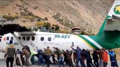 Photo of Viral Video: एयरोप्लेन को धक्का लगाते दिखे लोग, यूजर्स बोलें- यें हमारा सिंधिया महाराज जीं का मंत्रालय है…