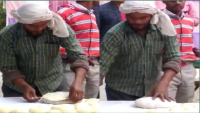 Photo of Viral Video:  रोटी पर थूक लगाने का एक और वीडियो वायरल, सगाई समारोह में मेहमानों ने बनाया वीडियो