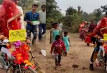 Photo of Viral Video : DSP Santosh Patel ने शादी के बाद दुल्हन को लग्जरी कार में नहीं साइकिल में बैठा कर ले गए घर, यूजर्स बोले-Atlas से Audi तक का सफर