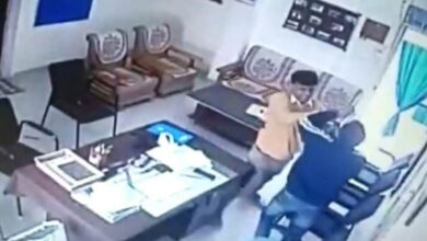 Photo of Video viral: MP के एक सरकारी कॉलेज में प्रोफेसर और प्राचार्य के बीच झगड़े के बाद चला लात घूसा