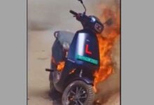 Photo of Ola Electric स्कूटर में अचानक लगी आग,कंपनी ने शुरू की जांच, Viral Video