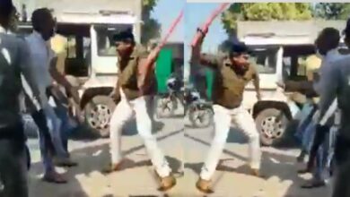 Photo of Viral video: सीधी में पत्रकार व नाटय कलाकारों का अंडरवियर में फोटो खींचने वाले सस्पेंड थाना प्रभारी का एक और कारनामा