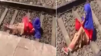 Photo of Ladki Ka Video: पटरी पर लेट प्रेमी से बात रही थी लड़की, तभी ऊपर से गुजर गई ट्रेन, फिर वह हुआ जो किसी ने सोचा नहीं था