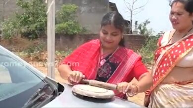 Photo of हाय रे गर्मी – मछली,डोसा के बाद अब कार के बोनट पर महिला ने सेंकी रोटी, Video Viral