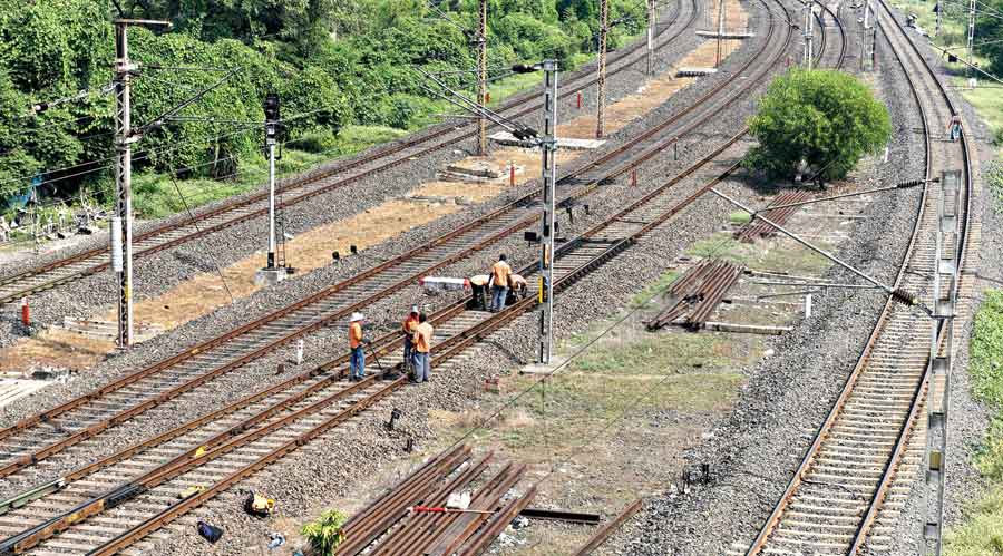 रीवा सिंगरौली Railway लाइन की मिली थी शिकायत अधिकारी पहुंचे मौके पर, मच गई भगदड़ !