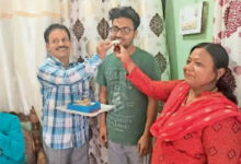 UPSC Success Story:   मां आंगनवाड़ी में सहायिका, बेटे ने गाड़ा UPSC में सफलता का झंडा, गांव से ही की थी स्कूली पढ़ाई