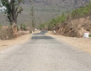 Singrauli : 23 करोड़ की कंक्रीट सड़क में लगने लगा डामर का लेप, भ्रष्टाचार की भेंट चढ़ी रोड