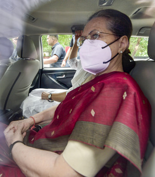 Sonia Gandhi पूछताछ के दौरान दवा के लिए घर जाने की मांगी अनुमति, सोमवार को फिर होगी पूछताछ