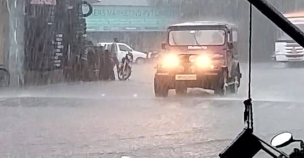 Monsoon speed in Indore : बरसों पुराना पेड़ गिरने से मकान व कार हुआ क्षतिग्रस्त, मौसम विभाग ने मूसलाधार बारिश की थी भविष्यवाणी