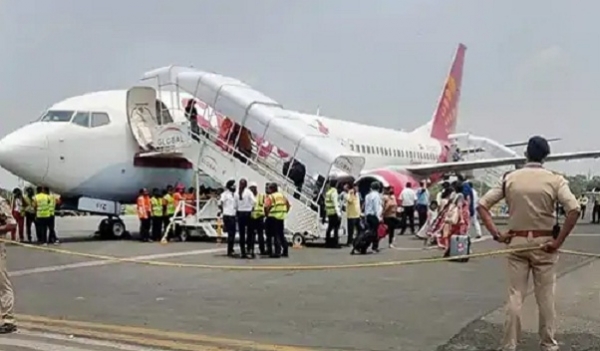Spicejet emergency landing - 5 हजार फिट की ऊंचाई पर मौत को मात देकर जबलपुर पहुंचे यात्री, बताया धुआं के बीच कैसे बचाई अपनी जान