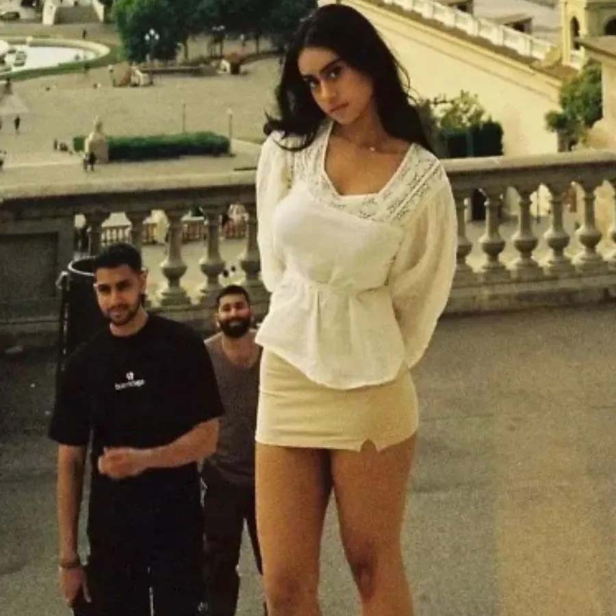 Nysa Devgn Viral Photo: पीछे खड़ा बॉयफ्रेंड मिनी स्कर्ट में देख रहा था प्राइवेट पार्ट ,ऐसी ड्रेस पहनी थी न्यासा देवगन, फोटो वायरल