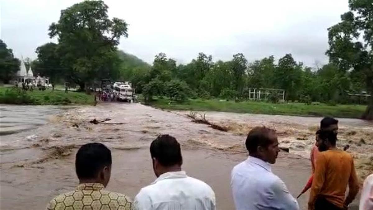 Betul Weather Update : जिले में झमाझम वर्षा जारी, भौंरा नदी उफान पर, NH-39 भोपाल -नागपुर नेशनल हाइवे बंद, पुल के दोनों तरफ वाहनों की लगी लंबी कतार