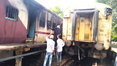 Fire in Katni's washing yard:कटनी के वाशिंग यार्ड में खड़ी ट्रेन की बोगियों में लगी अचानक आग,रेलवे को लाखों का नुकसान