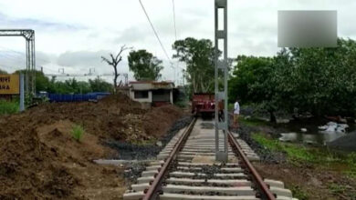 Photo of Indian Railway : रेल पटरी के बीच में गाड़ दिया बिजली का खंभा, अधिकारियों ने दिया अजीबोगरीब बयान