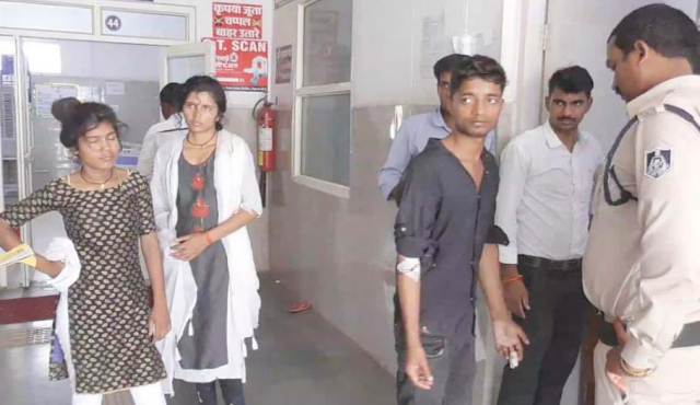 Singrauli - स्कूली छात्रों को ले जा रहा आटो खड़े आटो वाहन से टकराया,5 छात्रों को आयी गंभीर चोटें, तीन को जिला चिकित्सालय किया गया रेफर 