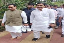 Home Minister Narottam Mishra: सादगी और सम्मान की मिसाल बने एमपी के गृह मंत्री नरोत्तम मिश्रा, हाथ से उठाया जूता और चल पड़े