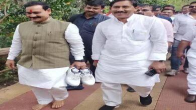 Home Minister Narottam Mishra: सादगी और सम्मान की मिसाल बने एमपी के गृह मंत्री नरोत्तम मिश्रा, हाथ से उठाया जूता और चल पड़े