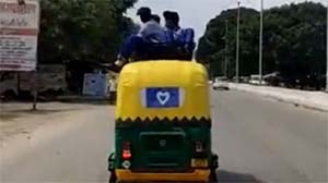 Bareilly : जान हथेली में रखकर स्कूल पहुंच रहे बच्चे, बरेली में ऑटो रिक्शा के ऊपर बैठे बच्चों का वीडियो वायरल
