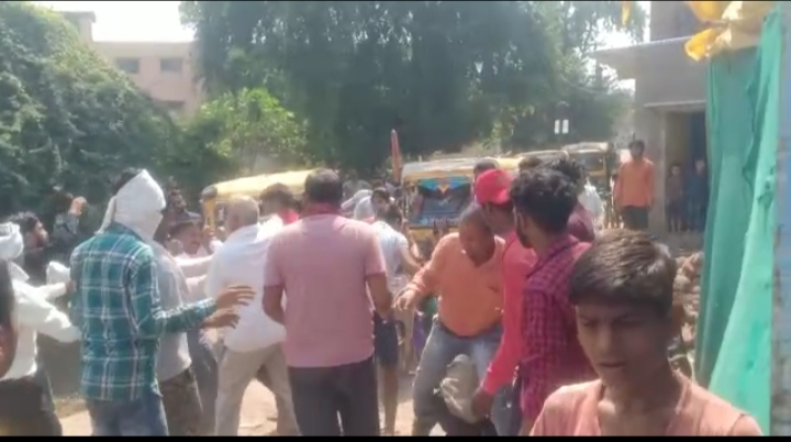 Gwalior Nagar Nigam News : अतिक्रमण हटाने पहुंचे निगम कर्मियों को दौड़ा-दौड़ा कर पीटा
