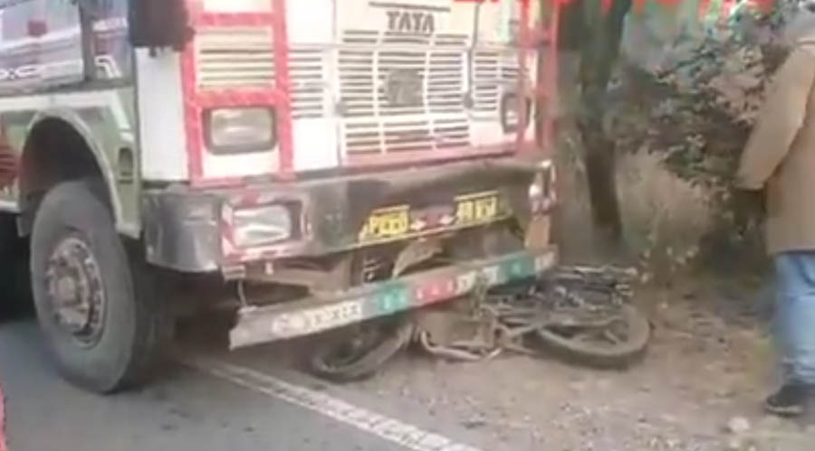 MP Singrauli : बाइक सवार युवक को ट्रक ने कुचला, मौके पर दर्दनाक मौत, गंभीर युवती वाराणसी रेफर